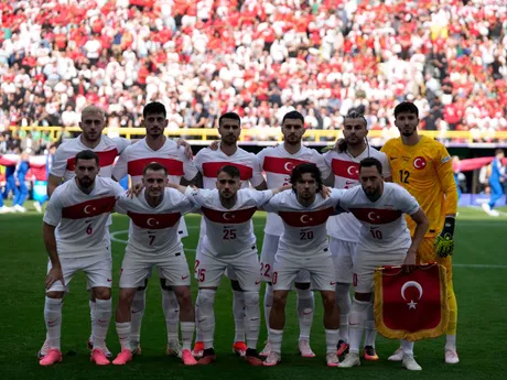 Futbalisti Turecka pózujú pred zápasom proti Portugalsku na EURO 2024.