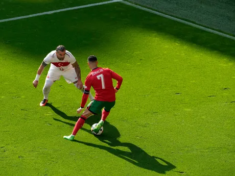Turecký obranca Abdulkerim Bardakci v súboji s Cristianom Ronaldom na EURO 2024.
