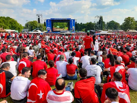 Tureckí fanúšikovia sledujú na veľkoplošnej obrazovke zápas proti Portugalsku na EURO 2024.