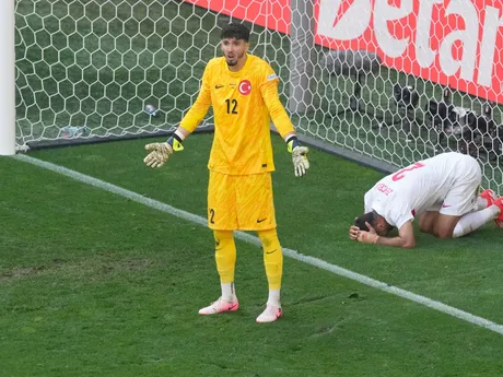 Brankár Altay Bayindir a Zeki Celik po vlastnom góle v zápase Portugalsko - Turecko. 