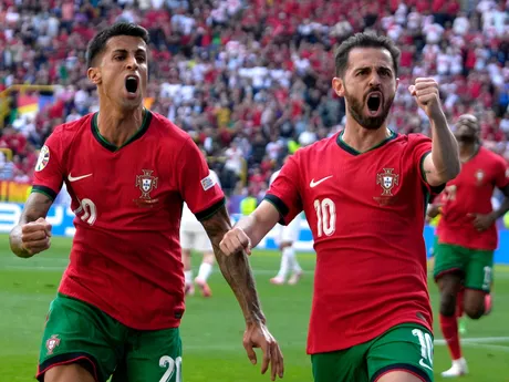 Bernardo Silva (vpravo) a Joao Cancelo sa tešia z gólu v zápase proti Turecku na EURO 2024.