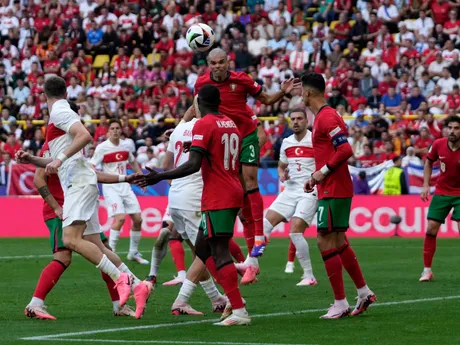 Portugalsky obranca Pepe hlavičkuje v zápase proti Turecku na EURO 2024.