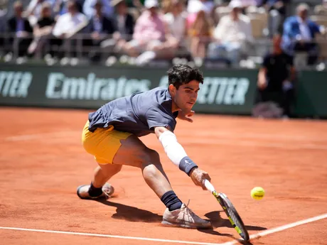 Momentka zo zápasu Carlos Alcaraz - Jannik Sinner v semifinále Roland Garros 2024. 