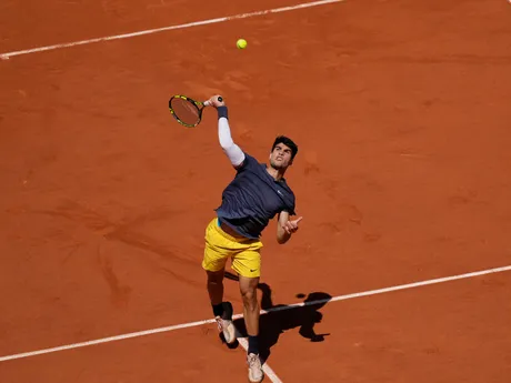 Momentka zo zápasu Carlos Alcaraz - Jannik Sinner v semifinále Roland Garros 2024. 