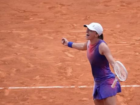 Iga Swiateková sa raduje z víťazstva vo finále Roland Garros 2024 nad Jasmine Paoliniovou