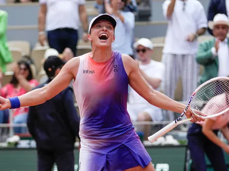 Iga Swiateková sa raduje z víťazstva vo finále Roland Garros 2024 nad Jasmine Paoliniovou