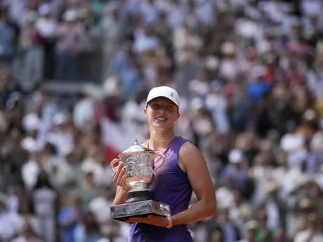 Iga Swiateková pózuje s trofejou po víťazstve vo finále Roland Garros 2024