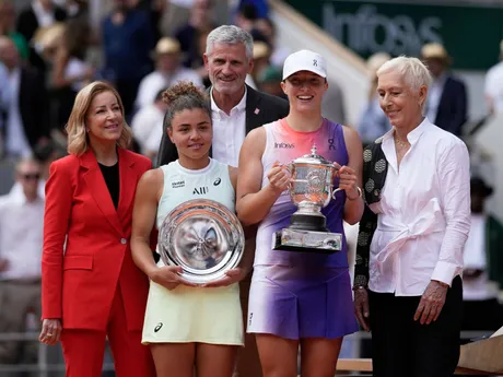 Jasmine Paoliniová a Iga Swiateková pózuju s trofejami po finále Roland Garros 2024