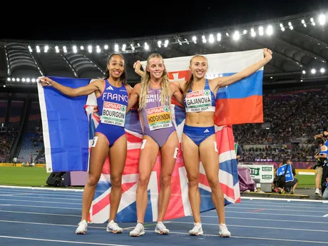 Zľava bronzová Anais Bourgoinová, zlatá Keely Hodgkinsonová a strieborná Gabriela Gajanová.