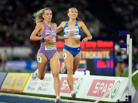 Keely Hodgkinson a Gabriela Gajanová vo finále žien na 800 m na ME v atletike 2024.