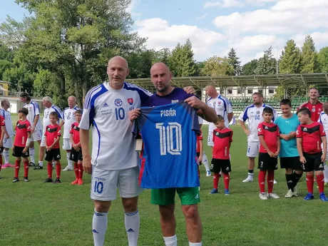 Tomáš Medveď v mene Internacionálov SR Klubu ligových kanonierov zablahoželal Jozefovi Pisárovi. 