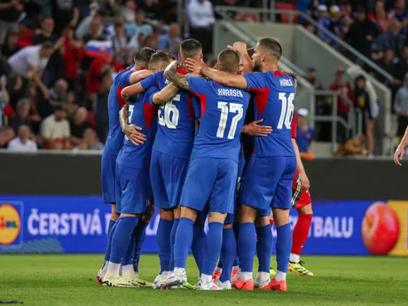 Slovenskí futbalisti sa tešia po strelenom góle v zápase Slovensko - Wales v príprave na EURO 2024.