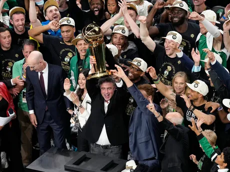 Hráči Bostonu Celtics oslavujú zisk majstrovského titulu NBA v sezóne 2023/2024