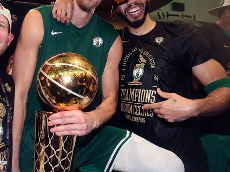 Hráči Bostonu Celtics oslavujú zisk majstrovského titulu NBA v sezóne 2023/2024