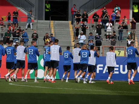 Slovenskí futbalisti zdravia fanúšikov počas prvého tréningu na EURO 2024 v Nemecku.