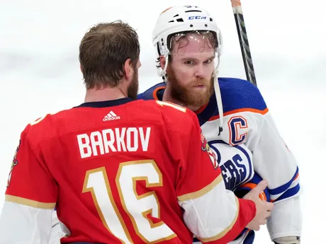 Connor McDavid a Aleksander Barkov po 7. zápase finále NHL Florida Panthers - Edmonton Oilers. 