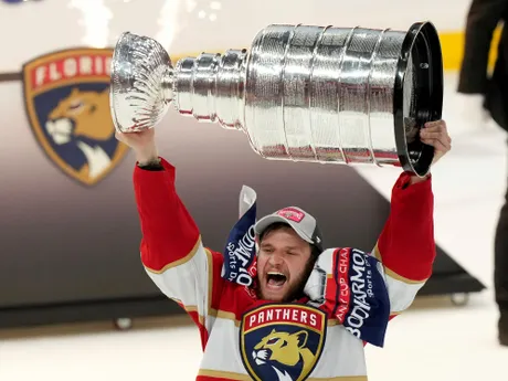 Aleksander Barkov drží nad hlavou Stanley Cup. 