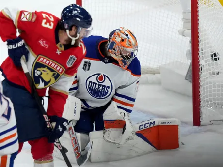 Carter Verhaeghe a Stuart Skinne počas 7. zápasu finále NHL Florida Panthers - Edmonton Oilers. 