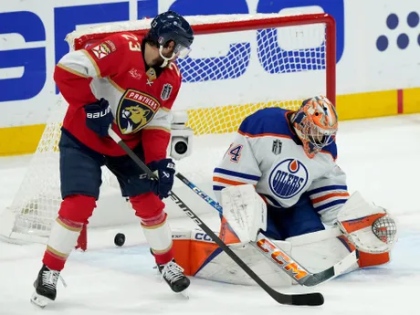 Carter Verhaeghe a Stuart Skinner počas 7. zápasu finále NHL Florida Panthers - Edmonton Oilers. 
