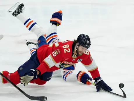 Kevin Stenlund a Leon Draisaitl počas 7. zápasu finále NHL Florida Panthers - Edmonton Oilers. 

