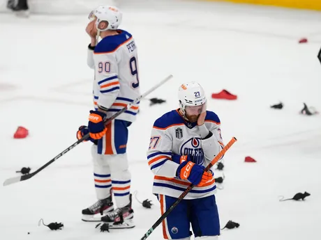 Brett Kulak a Corey Perry smútia po 7. finálovom zápase NHL Florida Panthers - Edmonton Oilers. 