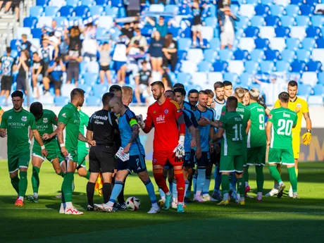 Na snímke hráči ŠK Slovan Bratislava a FC Petržalka počas prípravného zápasu.
