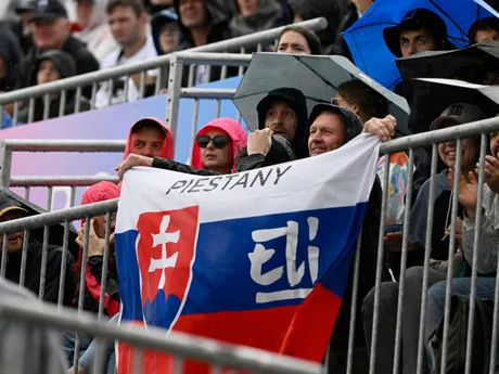 Fanúšikovia povzbudzujú vodnú slalomárku Elišku Mintálovú počas OH v Paríži 2024.