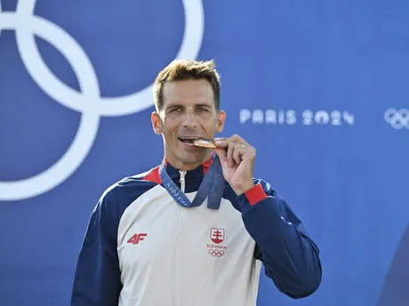 Matej Beňuš s bronzovou medailou z disciplíny C1 na OH Paríž 2024.
