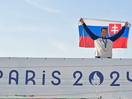 Matej Beňuš s bronzovou medailou z disciplíny C1 na OH Paríž 2024.