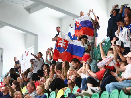 Slovenskí fanúšikovia počas zápasu Slovensko U18 - USA U18 na MS juniorov v hokejbale 2024.