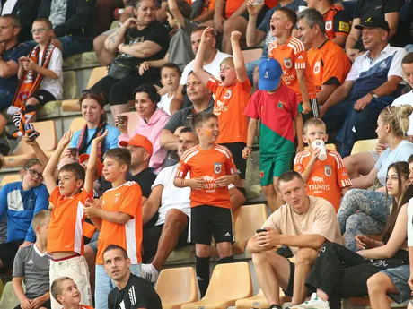 Fanúšikovia Ružomberka počas zápasu s FC Tobol Kostanaj.