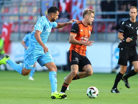 Sprava v súboji o loptu Ján Hladík (Ružomberok) a Trézéguet (Trabzonspor) počas úvodného zápasu druhého predkola Európskej ligy vo futbale MFK Ružomberok - Trabzonspor.