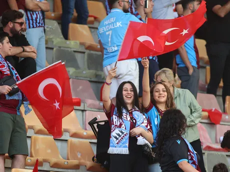 Fanúšičky Trabzonsporu v prvom zápase 2. predkola Európskej ligy vo futbale MFK Ružomberok - Trabzonspor.