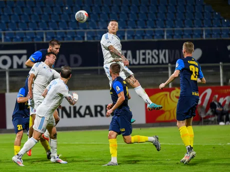 Uprostred hore Juraj Kucka (Slovan) v zápase  2. predkola Ligy majstrov vo futbale NK Celje - ŠK Slovan Bratislava.