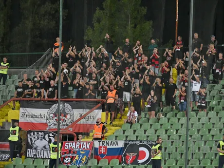 Na snímke fanúšikovia Spartaka Trnava povzbudzujú v prvom zápase 2. predkola Európskej konferenčnej ligy (EKL) vo futbale FK Sarajevo - FC Spartak Trnava.