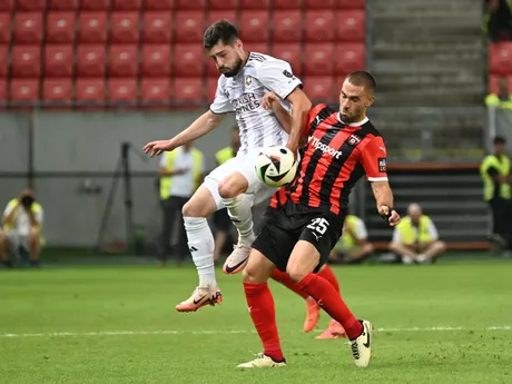 Trnavský futbalista Filip Bainovič v súboji s hráčom Sarajeva Giorgim Guliašvilim.