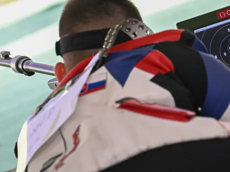 Slovenský reprezentant v športovej streľbe Patrik Jány počas kvalifikácie v ľubovoľnej malokalibrovke 3x40 na OH 2024 v Paríži. 