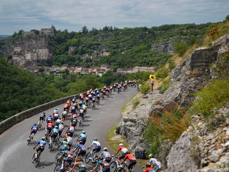 Momentka z 12. etapy cyklistických pretekov Tour de France 2024.