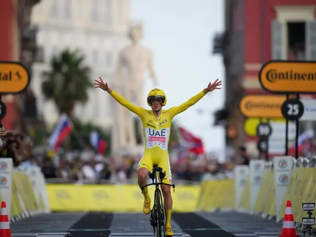 Tadej Pogačar v cieli 21. etapy na Tour de France 2024.