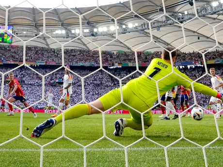 Brankár Manuel Neuer inkasuje gól v zápase Španielsko - Nemecko na EURO 2024.