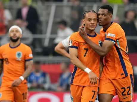 Xavi Simons sa so spoluhráčmi teší po strelenom góle v zápase Holandsko - Anglicko v semifinále EURO 2024.