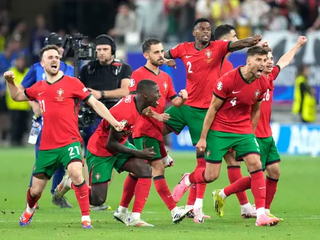 Futbalisti Portugalska oslavujú postup po penaltovom rozstrele proti Slovinsku.