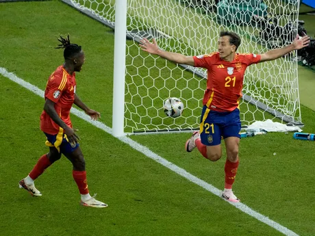 Mikel Oyarzabal sa raduje z gólu v zápase Španielsko - Anglicko vo finále EURO 2024 (ME vo futbale).