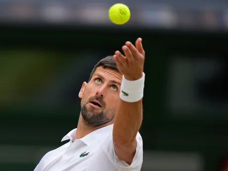 Novak Djokovič podáva vo finále Wimbledonu 2024. 