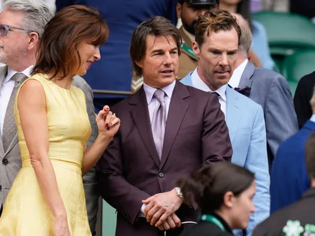 Tom Cruise, Benedict Cumberbatch a Sophie Hunter počas mužského finále Wimbledonu. 