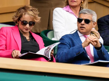 Starosta Londýna Sadiq Khan počas finále Wimbledonu 2024. 