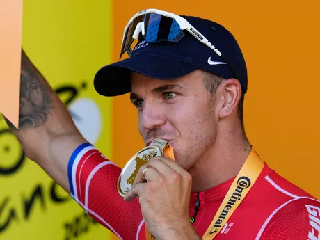 Dylan Groenewegen oslavuje triumf v 6. etape na Tour de France 2024.