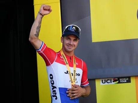 Dylan Groenewegen oslavuje triumf v 6. etape na Tour de France 2024.