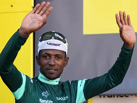 Biniam Girmay v zelenom drese po 6. etape Tour de France 2024.