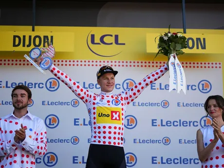 Jonas Abrahamsen v bodkovanom drese po 6. etape Tour de France 2024.